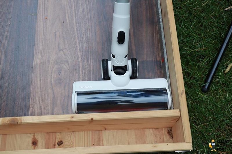 Der Tineco S15 Pro in Ecken und an Kanten